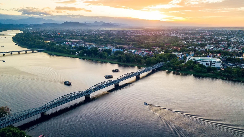 sông Hương, đoàn lên thuyền rồng nghe Ca Huế