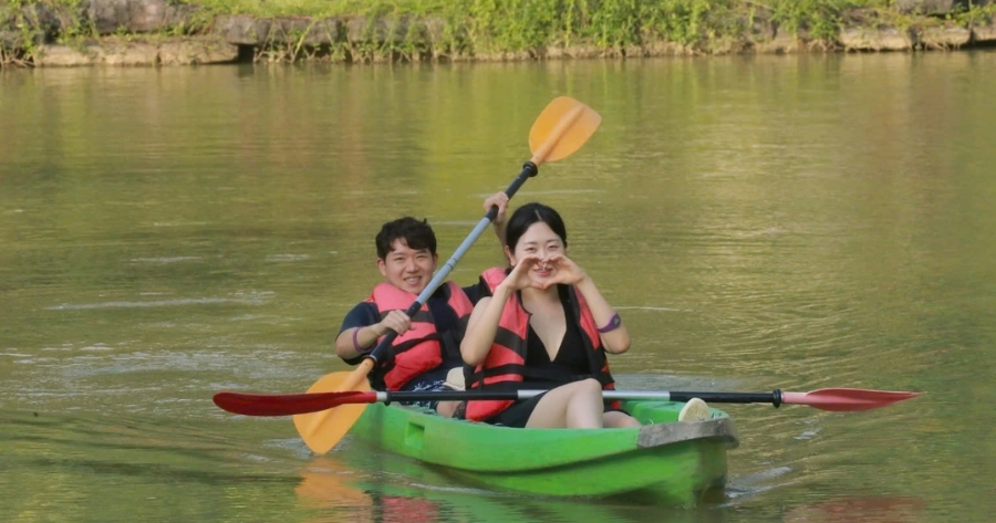 chèo thuyền kayak tại núi thần tài