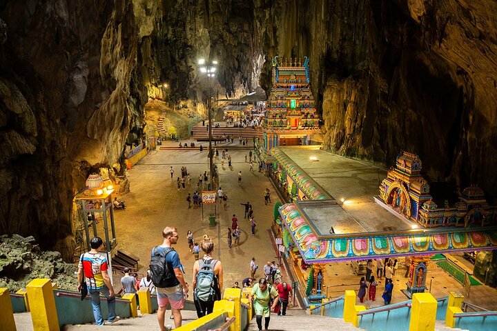 Bên trong động Batu