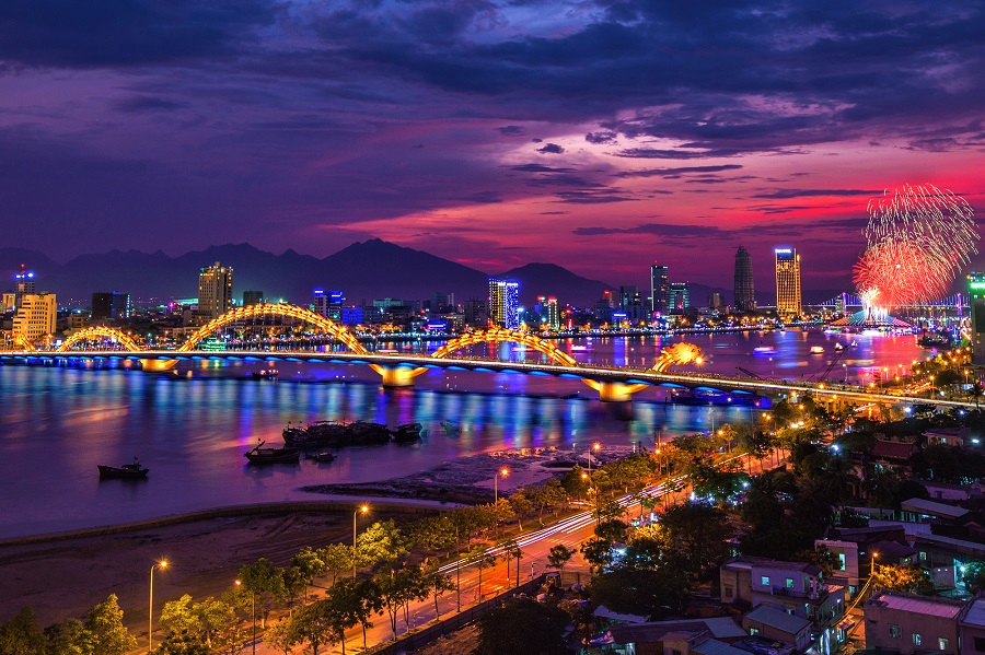 sông Hương, đoàn lên thuyền rồng nghe Ca Huế