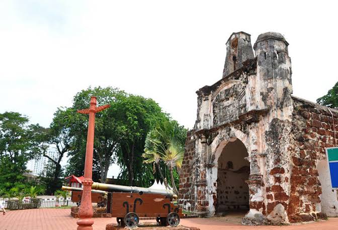 • Pháo đài A’Famosa & Cổng Porta de Santiago