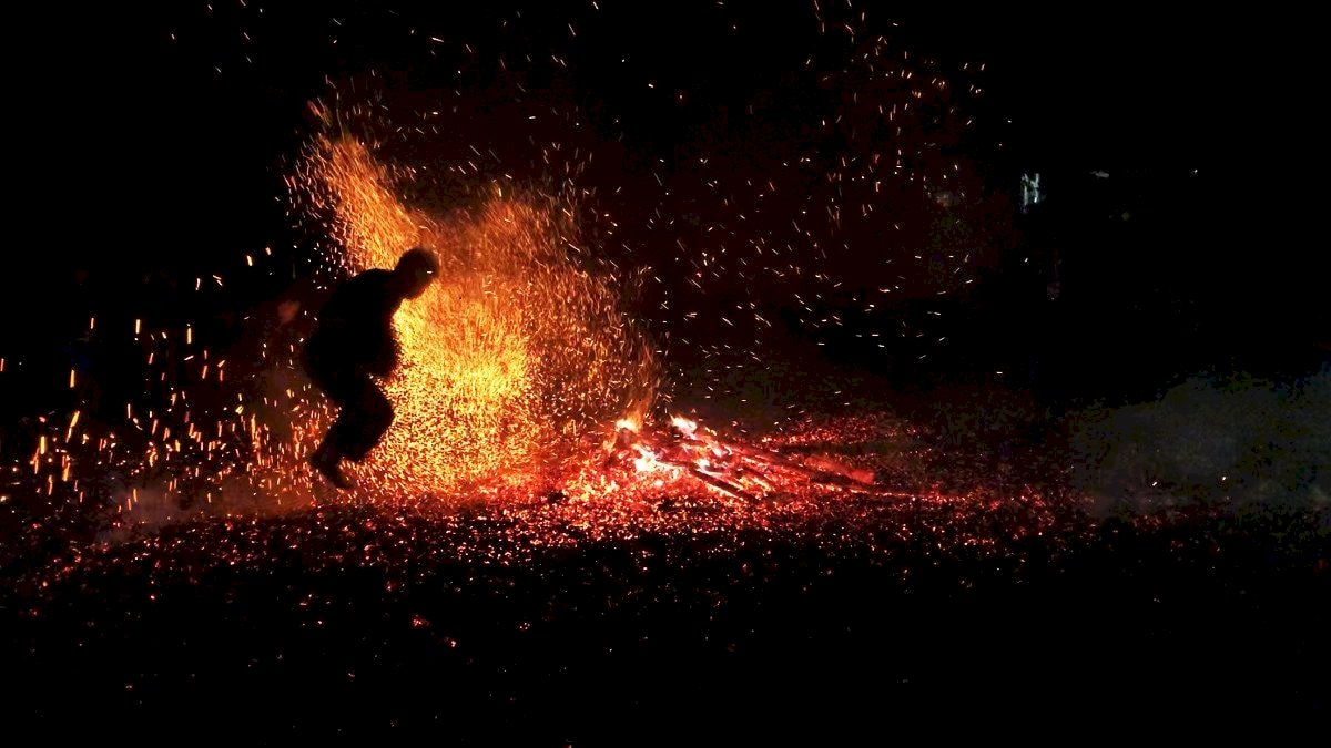 NHẢY LỬA DÂN RỘC PÀ THẺN